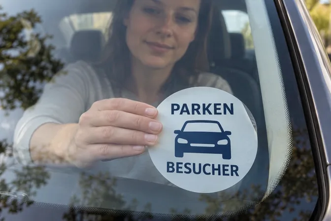 Hinterglas: innen geklebt, außen lesbar
