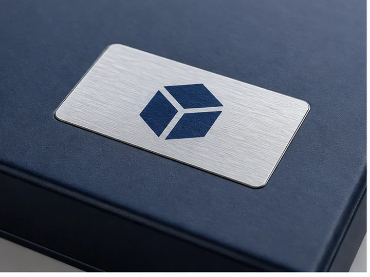 Gebürsteter silberner Metallaufkleber auf einem dunklen Gerätegehäuse