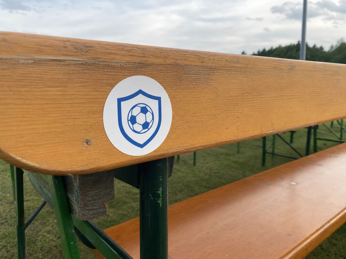 Vereinswappen-Aufkleber auf einer Bierbank
