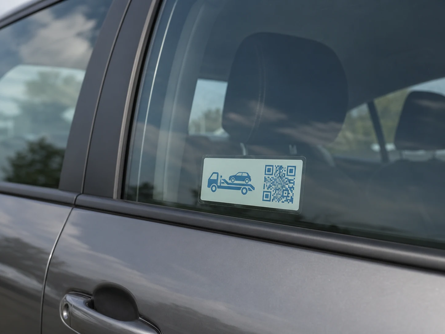 Hinterglas-Aufkleber mit Piktogramm und QR-Code an einer Fahrzeugscheibe