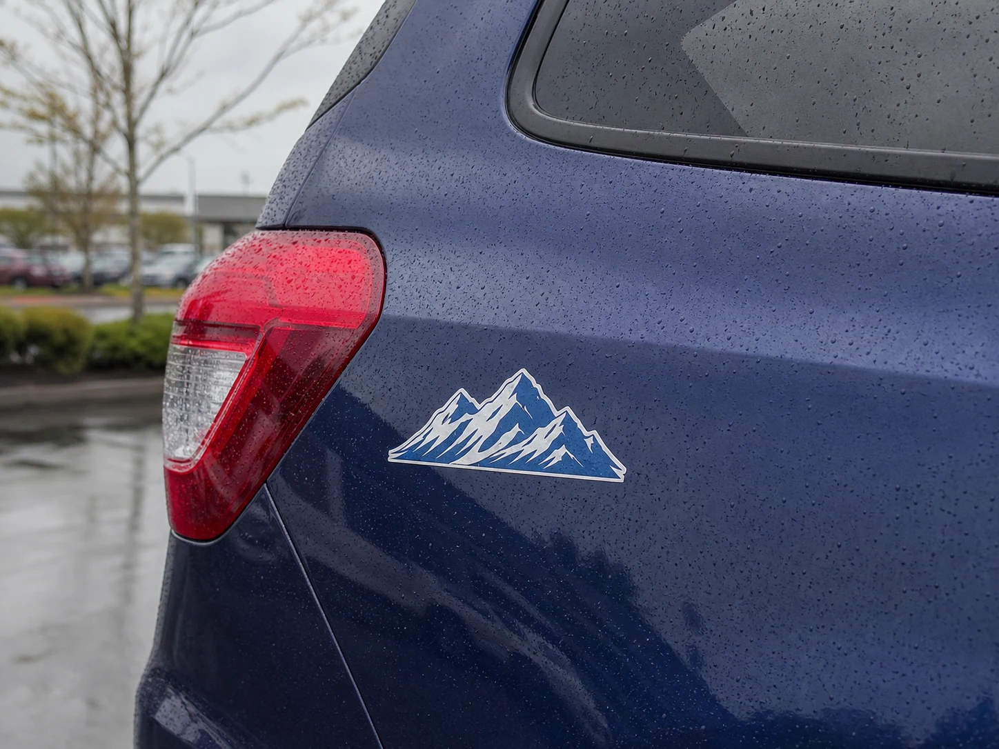 Dekorativer Konturaufkleber auf einem nassen Fahrzeuglack