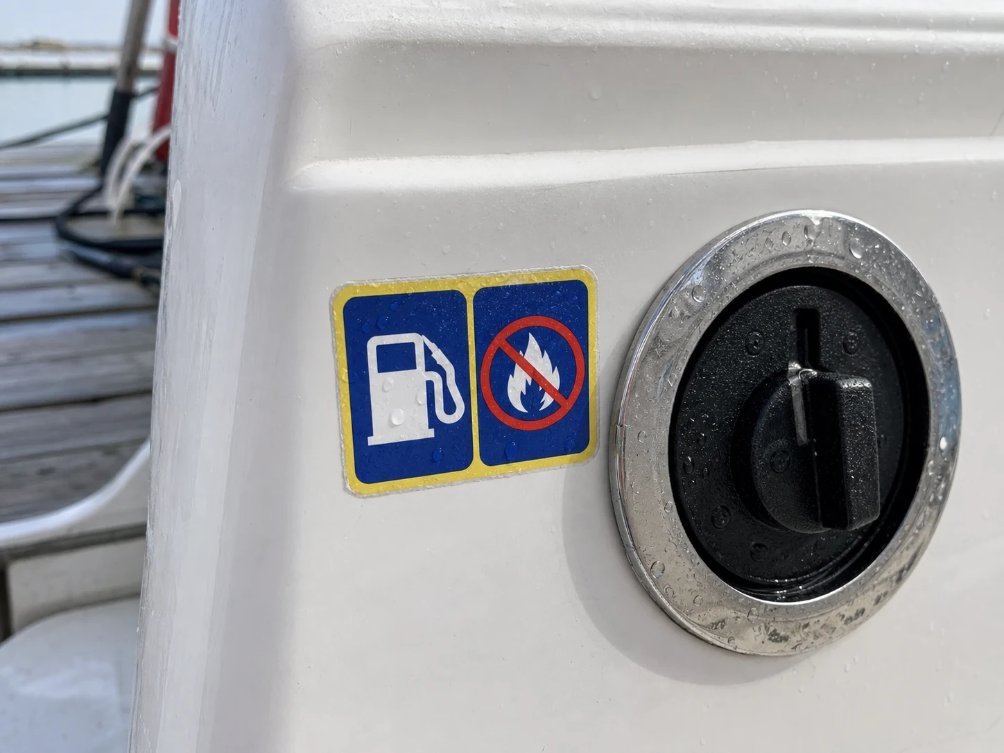 Kraftstoff-Warnaufkleber neben dem Tankdeckel eines Boots