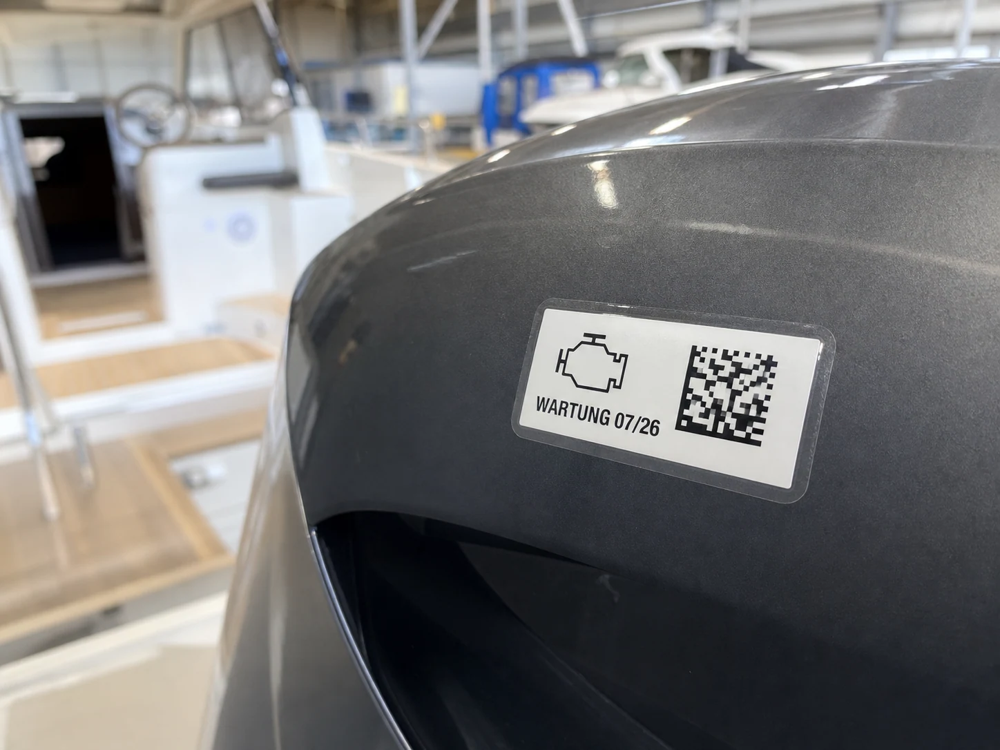 Wartungsaufkleber mit QR-Code auf einem Bootsmotor