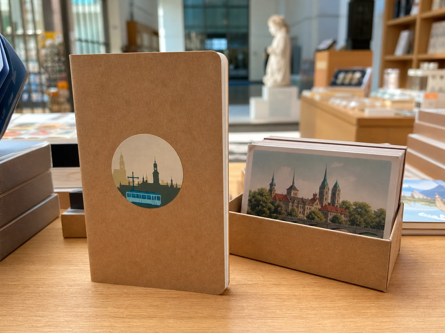 Runder Stadtmotiv-Aufkleber auf einem Reise-Notizbuch