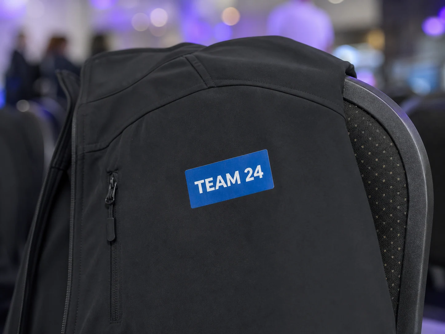 Team-Aufkleber auf einer glatten Softshelljacke