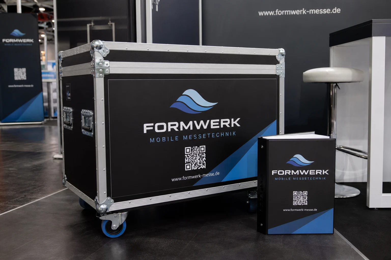 Abgestimmte Firmenaufkleber mit Logo und QR-Code auf Messekoffern