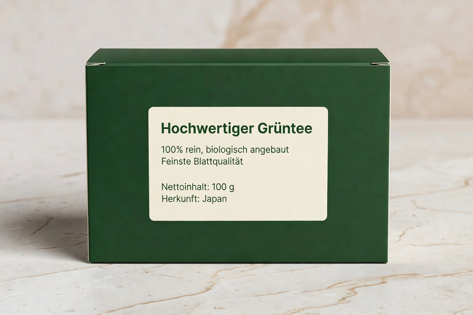 Hochwertige matte Grüntee-Verpackung auf hellem Naturstein mit professionellem Tee-Etikett