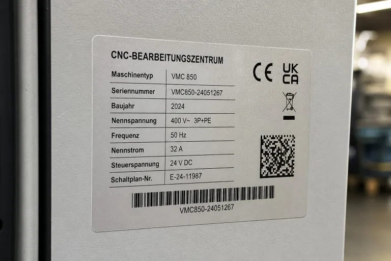 Technischer Daten- und Warnaufkleber auf einer Maschine