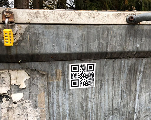 Wetterfester QR-Code-Aufkleber auf einem Außencontainer
