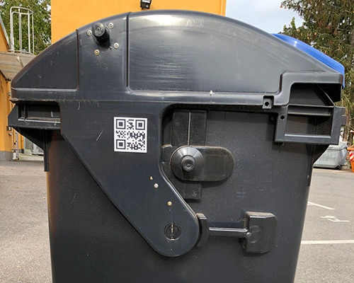 QR-Code-Aufkleber auf einer kommunalen Tonne