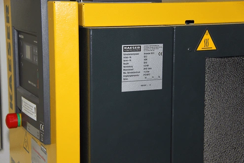 Aufgeklebtes Typenschild mit technischen Daten